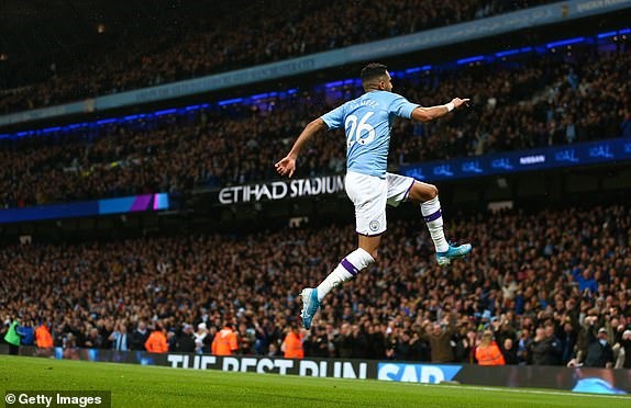 Khoảnh khắc làm bàn của De Bruyne và Mahrez. Ảnh: Getty.