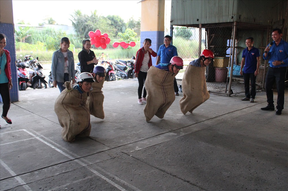 Công nhân tham gia trò chơi. Ảnh: Trung Hiếu