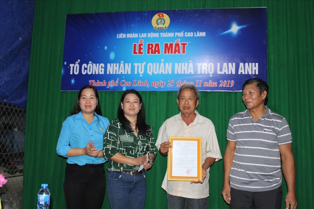 Tổ công nhân tự quản nhà trọ Lan Anh ra mắt. Ảnh: Trung Hiếu