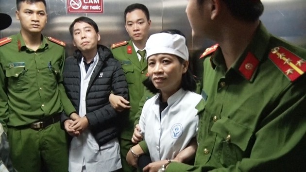 Đối tượng Tiến và Liên bị lực lượng chức năng bắt tạm giam. Ảnh CACC