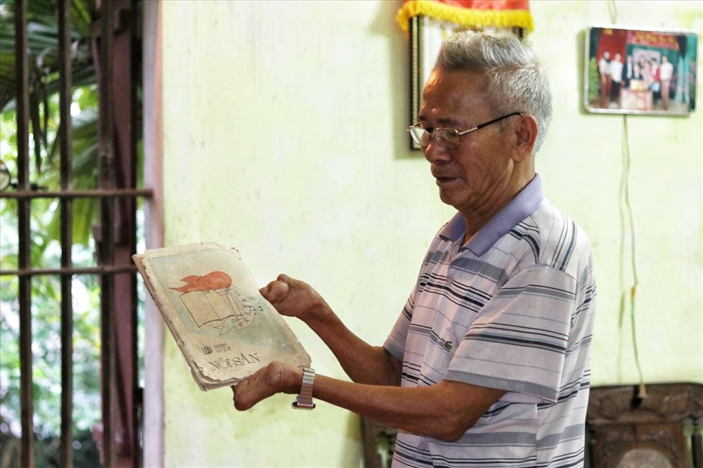 Ông Thiểu còn tranh thủ làm nhiều công việc như khắc chữ vào bút, vẽ phông rạp đám cưới để kiếm thêm thu nhập.