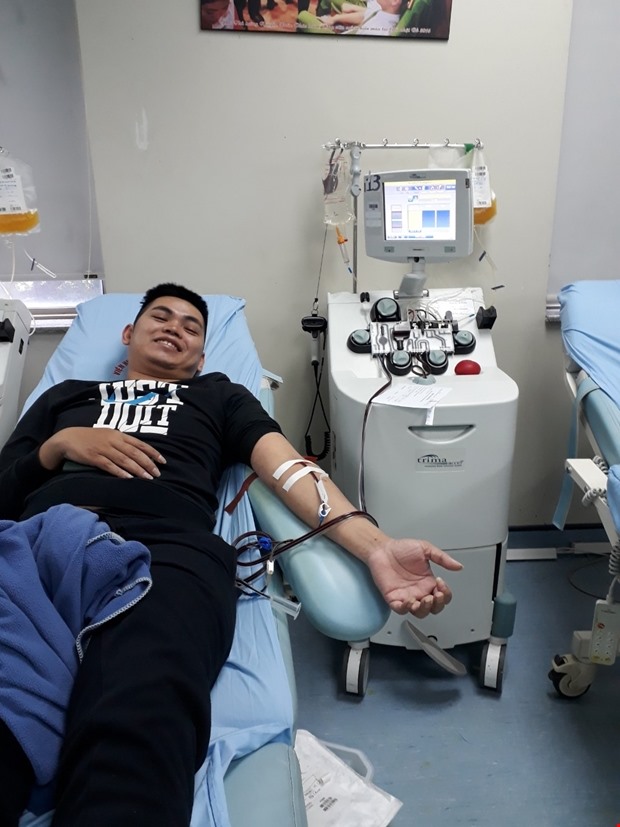 Vũ Hoàng Long (Bá Thước, Thanh Hóa) tranh thủ hiến tiểu cầu cho bệnh nhân nhóm máu hiếm A Rh(D) âm khi được biết có bệnh nhân cần tiểu cầu. Ảnh: Công Thắng.