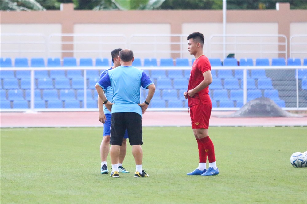 Đức Chiến được huấn luyện viên Park Hang-seo gọi riêng ra dặn dò riêng. Ảnh: HOÀI THU