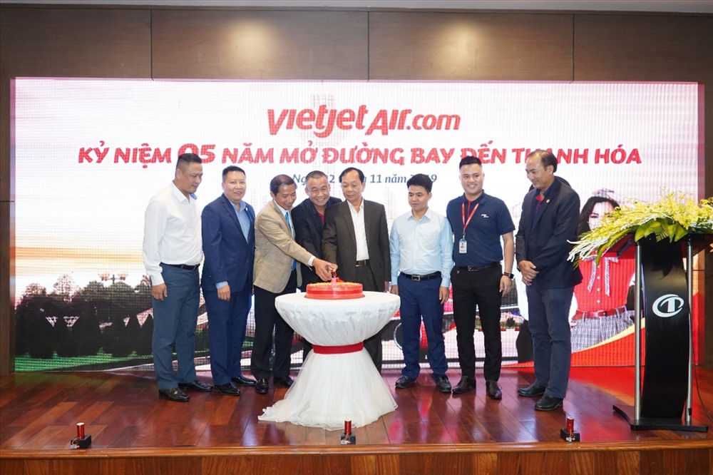 Trưởng Ban Tuyên giáo Tỉnh ủy Thanh Hoá Nguyễn Văn Phát (thứ tư từ phải sang); Giám đốc Cảng Hàng không Thọ Xuân Trần Sỹ Hiển (thứ ba từ trái sang); Phó Giám đốc Sở Giao Thông Vận Tải tỉnh Thanh Hoá Nguyễn Văn Khiên (thứ ba từ phải sang); Trưởng đại diện Cảng vụ miền Bắc tại Thanh Hoá Hoàng Hải Đăng (ngoài cùng bên trái); và Giám đốc Điều hành Lưu Đức Khánh (thứ tư từ trái sang) cùng chúc mừng kỷ niệm 5 năm Vietjet mở đường bay đến Thanh Hóa.