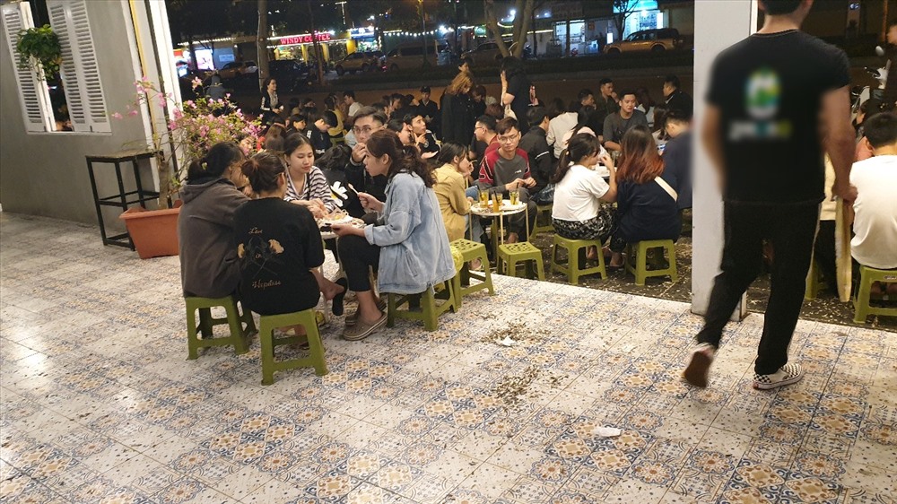 Dù bên trong cửa hàng có nhiều khoảng trống nhưng cửa hàng trà chanh địa chỉ số 16 Nguyễn Văn Huyên vẫn để khách tràn ra, chiếm dụng hết đoạn vỉa hè trước mặt quán.