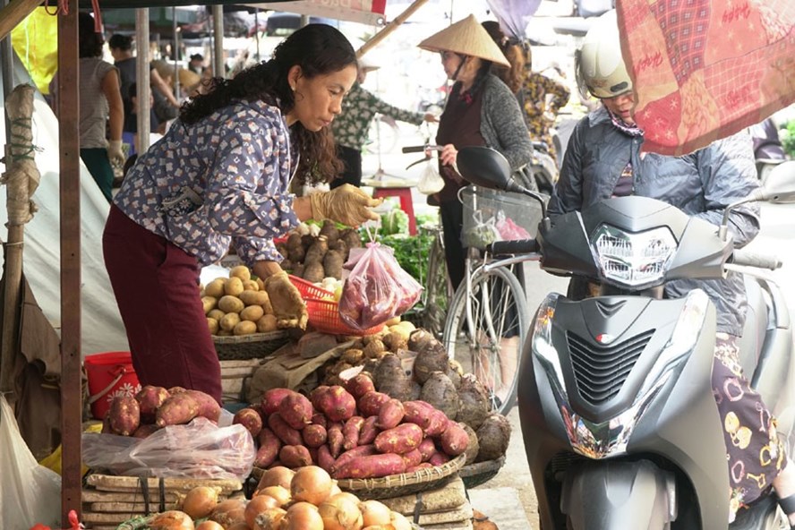 Túi nilon vẫn ngập tràn tại chợ Nhớn, thành phố Bắc Ninh. Ảnh: PV