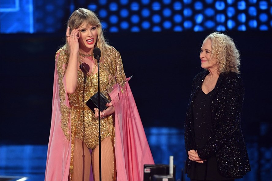 Taylor Swift giành 6 cúp AMAs, mặc áo in tên 6 album khẳng định bản quyền