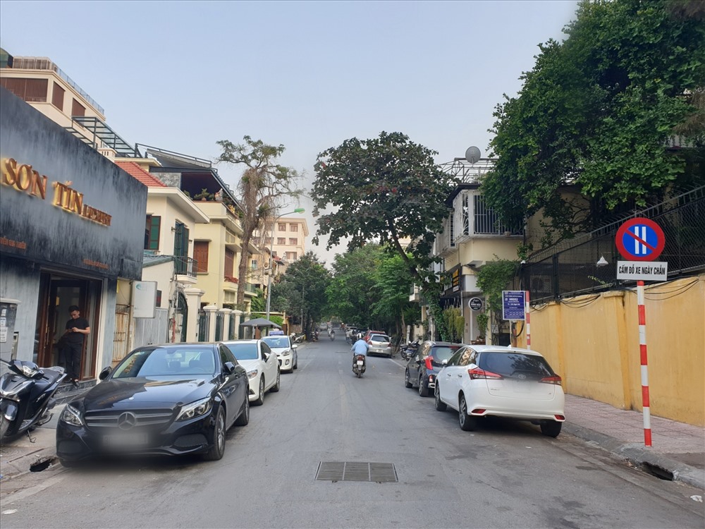 Dù có hay không có biển cấm, hai bên đường vẫn đều tăm tắp các hàng xe ô tô cho dù đây là tuyến phố áp dụng quy định đỗ xe theo ngày chẵn - lẻ. Ảnh: TG.