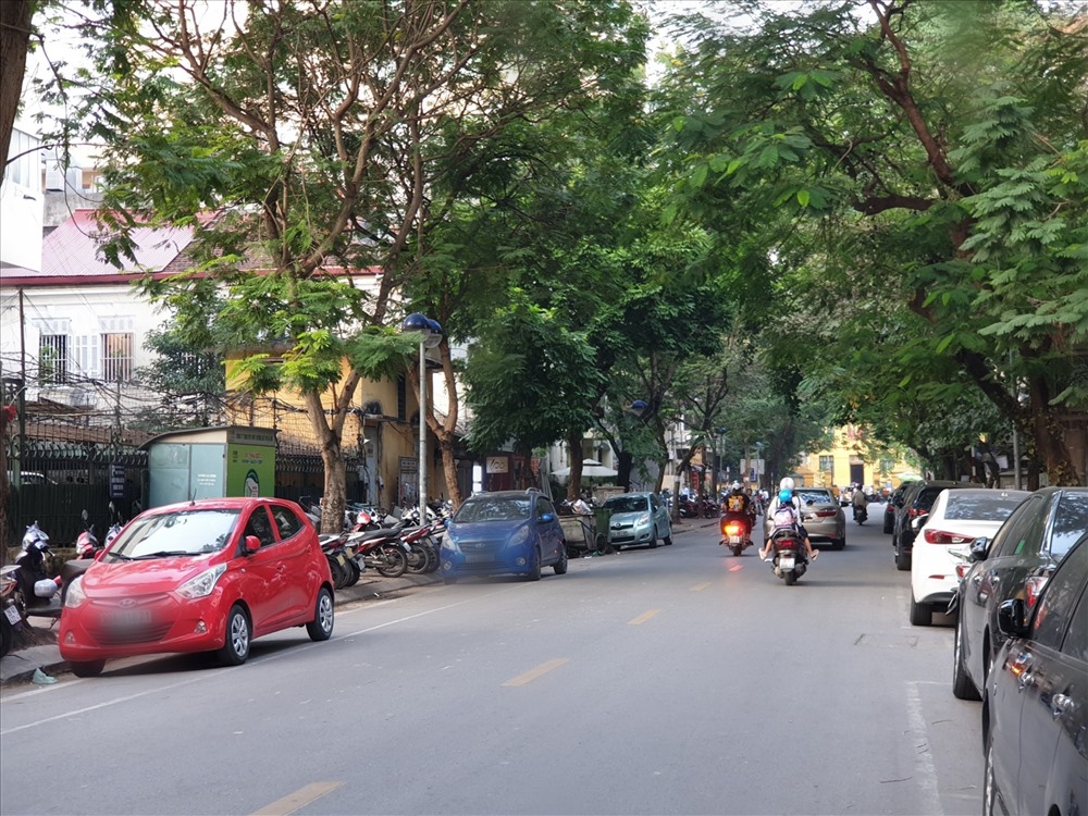 Nếu không thấy biển cấm, thì người đi đường dường như không biết đây tuyến phố quy định đỗ xe theo ngày chẵn - lẻ. Ảnh: TG.