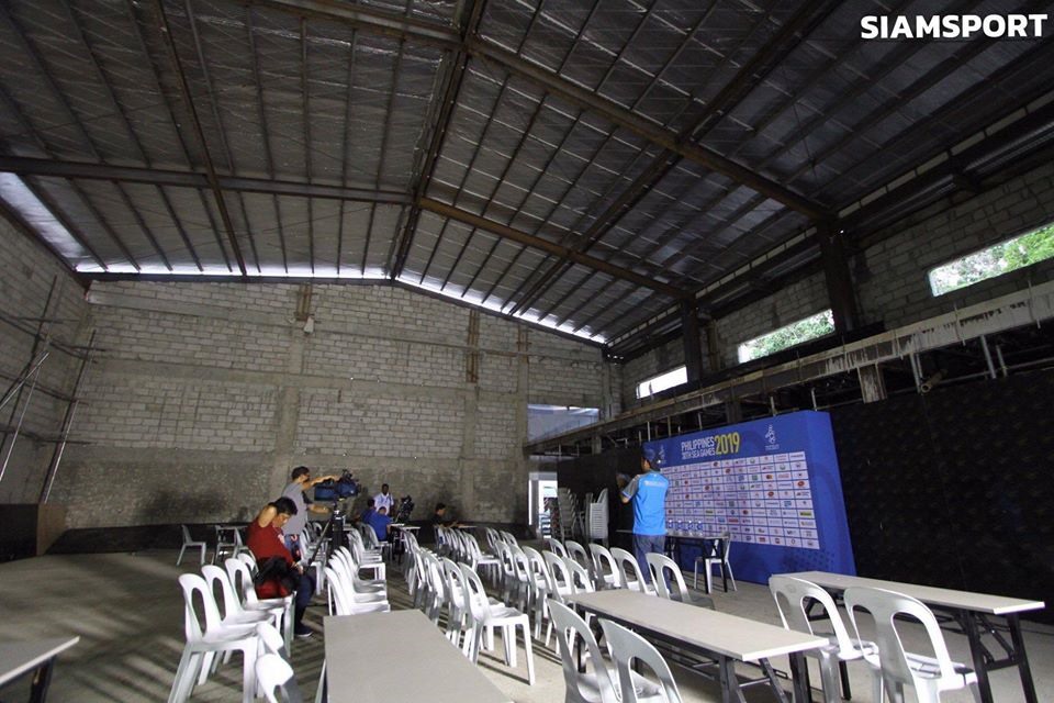 Nhìn hình ảnh đúng nghĩa một nhà kho thay vì sự trang trọng dành cho một quang cảnh ở buổi họp báo quốc tế. Ảnh: Siamsport