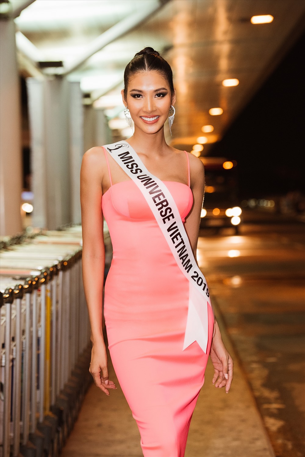 Lên đường chinh chiến Miss Universe 2019, Hoàng Thuỳ đã diện chiếc đầm hồng nữ tính, nhẹ nhàng tôn lên làn da nâu khỏe khoắn cùng thân hình quyến rũ. Ảnh: Quang Đức.