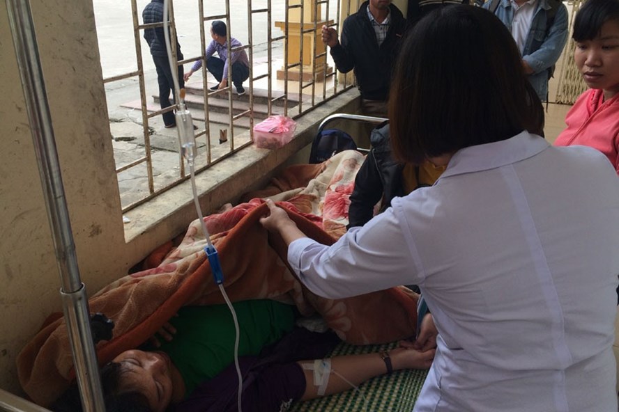 Công nhân nghi bị ngộ độc khí được điều trị tại Trung tâm Y tế huyện Lập Thạch (Vĩnh Phúc) (ảnh chụp chiều 21.11). Ảnh: QUẾ CHI