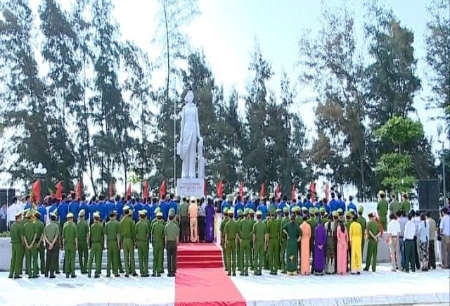Tượng nữ anh hùng liệt sĩ Nguyễn Thị Lợi ở thành phố Sầm Sơn (Thanh Hóa). Ảnh:P.V
