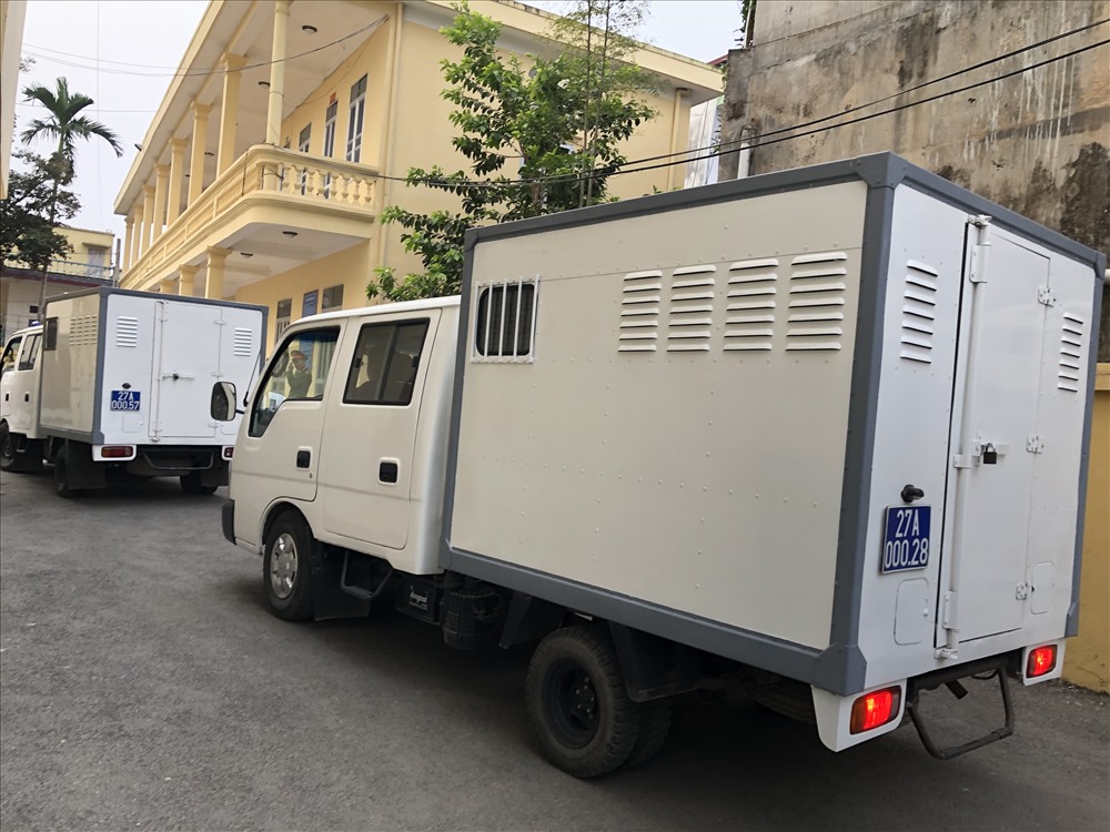 Xe chở bị cáo đến toà.