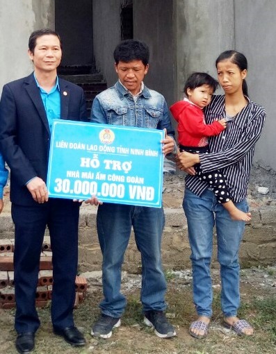 Đại diện lãnh đạo LĐLĐ tỉnh Ninh Bình trao tiền hỗ trợ cho gia đình chị Tạ Thị Xinh. Ảnh: NT