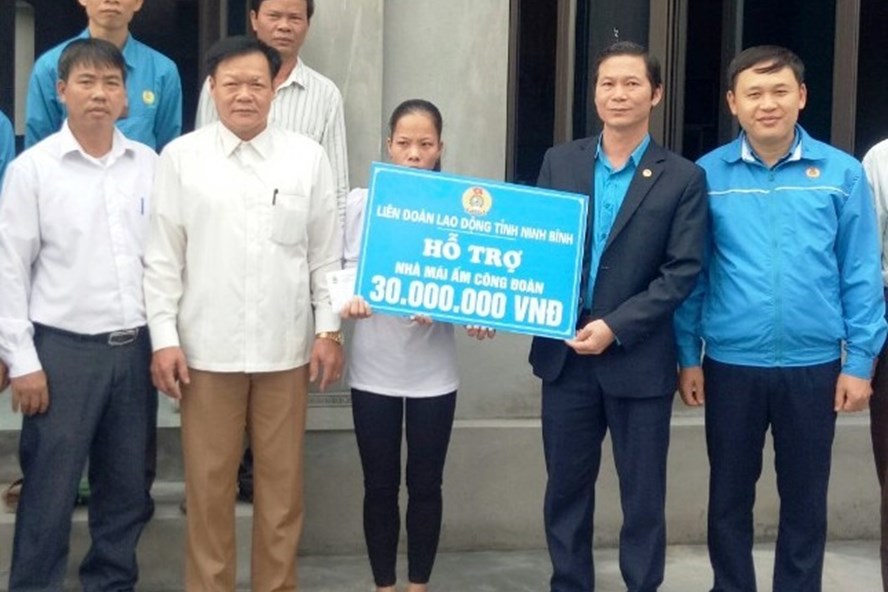 Đại diện lãnh đạo LĐLĐ tỉnh Ninh Bình trao tiền hỗ trợ cho gia đình chị Đoàn Thị Huyền. Ảnh: NT