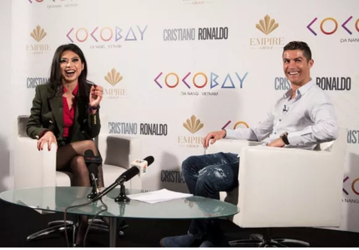 Doanh nhân 9X Coco Trần bên cạnh siêu sao Ronaldo năm 2017 khi Cocobay Đà Nẵng ra mắt