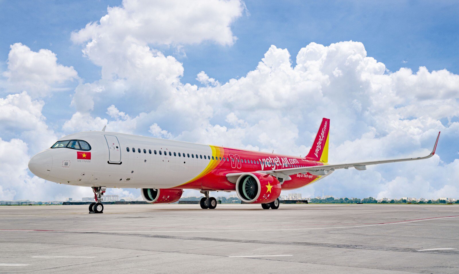 Vietjet mang tới cơ hội bay với chi phí tiết kiệm, linh hoạt, cung cấp đa dạng dịch vụ, đáp ứng mọi nhu cầu tiêu dùng của khách hàng.