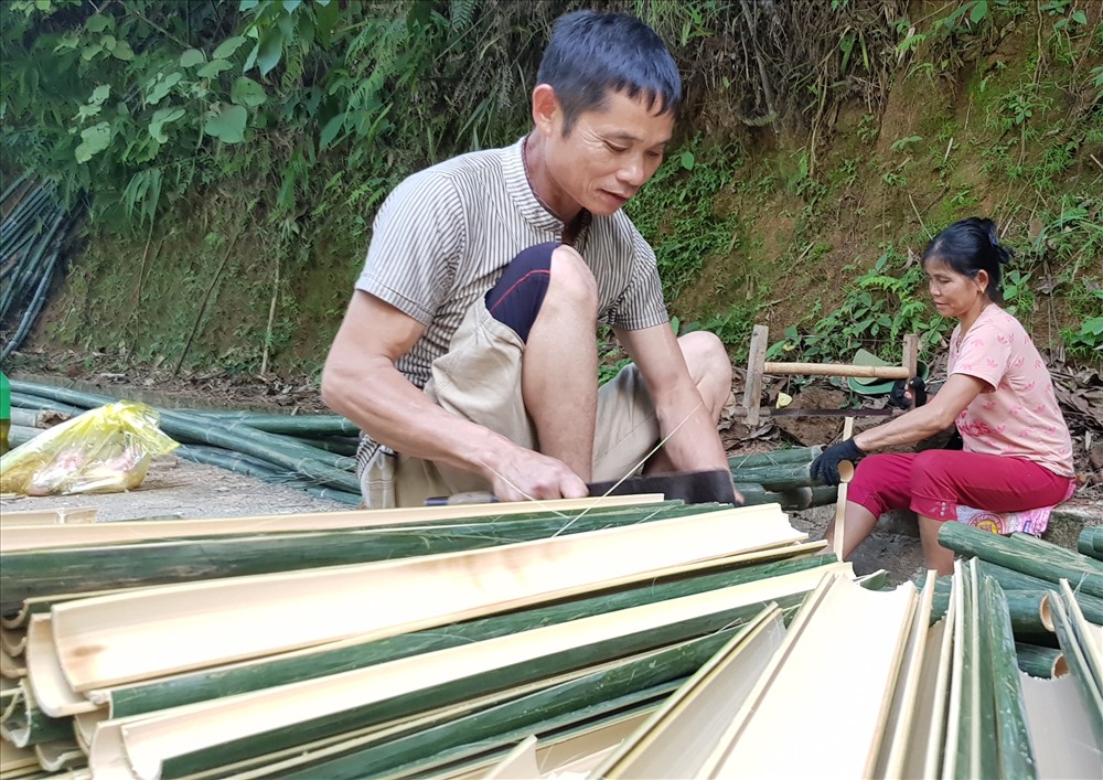 Người dân xã Trung Thượng, huyện Quan Sơn khai thác vầu ven bên quốc lộ 217. Ảnh: NT