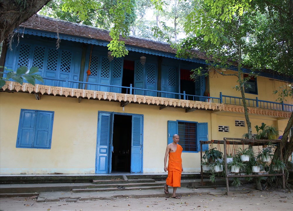 Dãy nhà này gọi là “cốc” (phiên âm đọc được theo tiếng Việt) là nơi dành cho các sư của chùa nghỉ ngơi và sinh hoạt