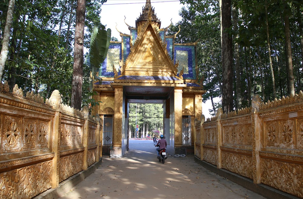 Chùa Watsamrongek hiện tọa lạc ở phường 8, ngay sát vòng xoay tượng đài tỉnh Trà Vinh, là một trong những ngôi chùa cổ nhất trong hệ thống chùa Khmer ở Trà Vinh.  Chùa được xây dựng lần đầu tiên vào năm 642, đến nay đã 1.377 năm