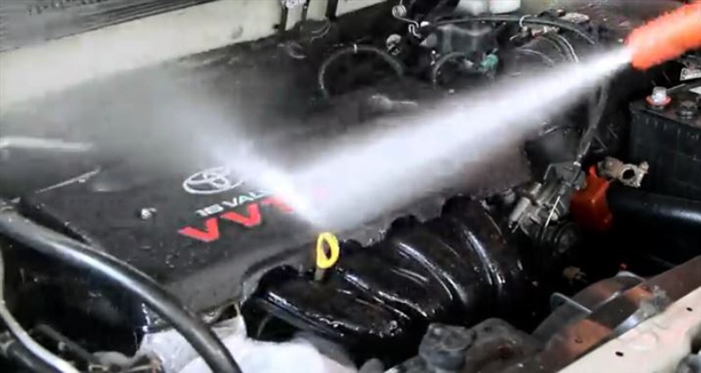 Không nên dùng vòi nước áp lực mạnh xịt trực tiếp vào các thiết bị điện. Ảnh ST.