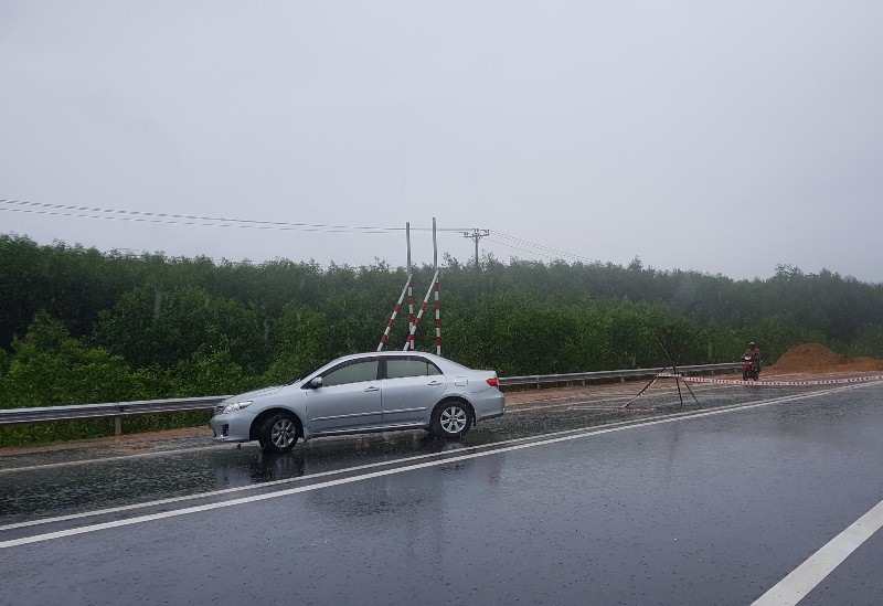 Nhiều ô tô vẫn chạy vào tuyến, khi không thể vượt qua barie thì quay đầu về QL 1A. Ảnh: PV.