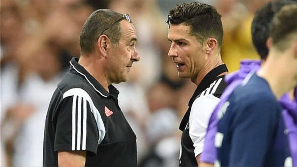 HLV Sarri và Ronaldo cần phải trao đổi. Ảnh: Getty.