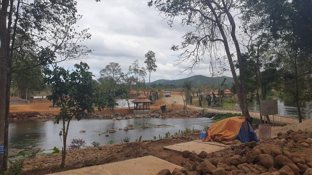 Theo phản ánh của người dân, phía trên thác Đray Sáp bị đơn vị quản lý đổ đất đá, xẻ dòng để làm du lịch.