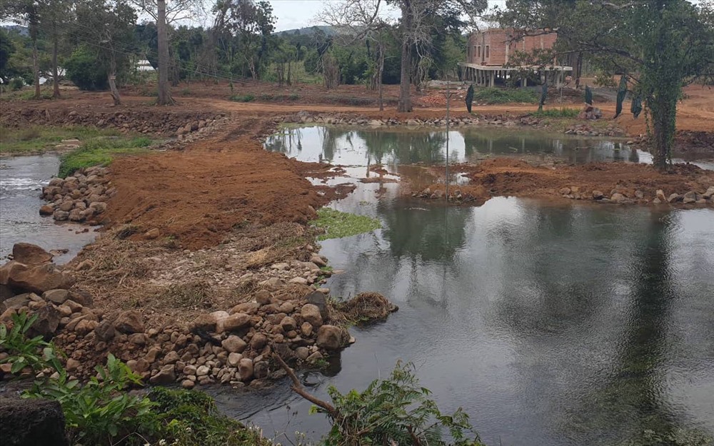 Đầu nguồn con thác đẹp bậc nhất Tây Nguyên giờ trở nên nham nhở, ngổn ngang vì bị bồi lấp.