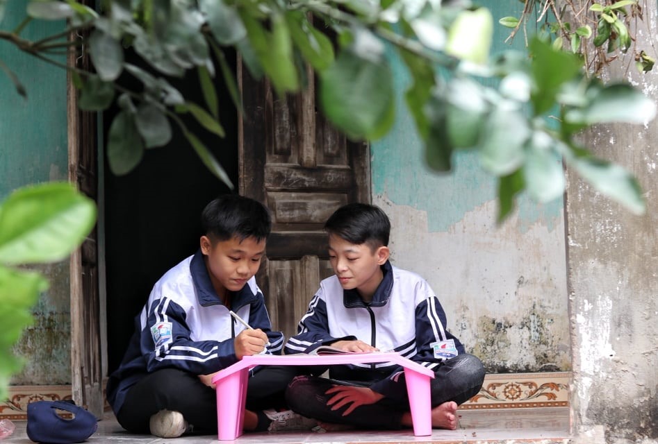 Thời gian rảnh rỗi, Quang tranh thủ sang nhà Nguyên chỉ bài cho bạn bằng ngôn ngữ kí hiệu em học được.