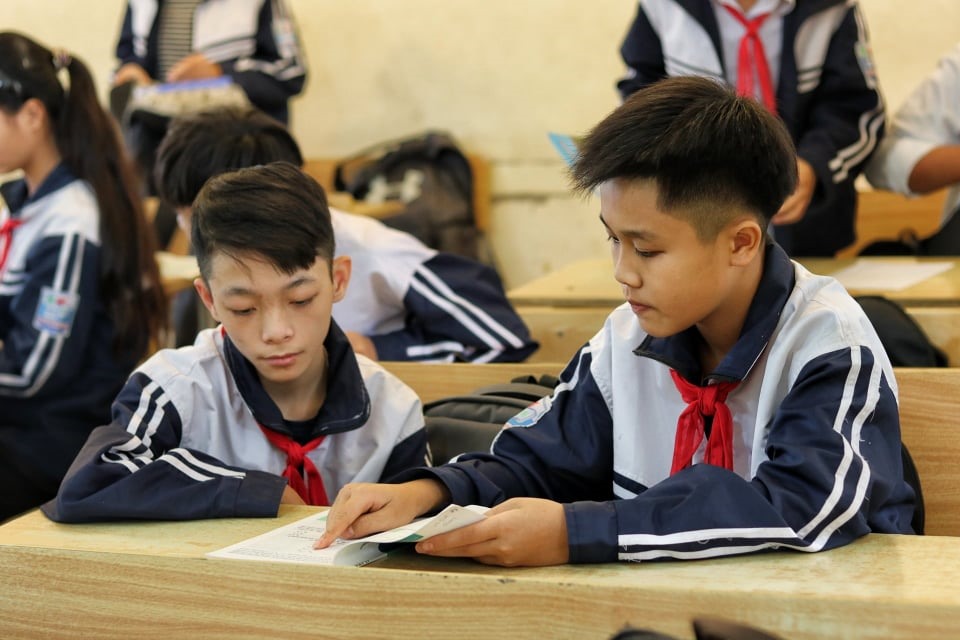 Em Vũ Hoàng Nguyên (bên trái) từ nhỏ đã bị bệnh tim bẩm sinh, khiếm thính nặng và không thể nói được như người bình thường.
