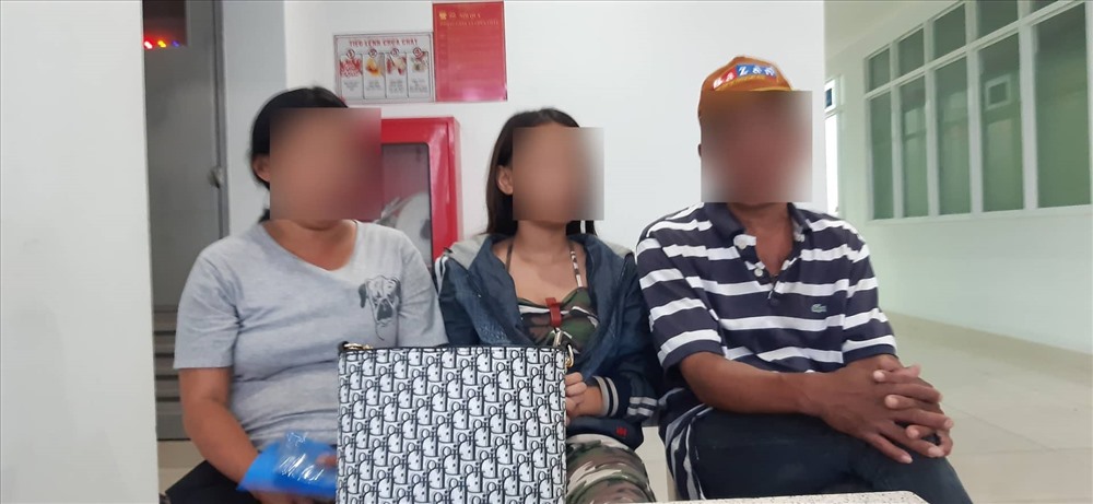 Bé L được về với bố mẹ, cảm ơn phóng viên Báo Lao Động và công an đã vào cuộc giải cứu. Ảnh: PV
