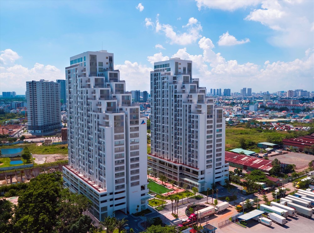 Luxgarden có thiết kế độc đáo, tầm nhìn hai mặt hướng sông Sài Gòn, tọa lạc trên trục đường Nguyễn Văn Quỳ (Q.7), liền kề khu đô thị Phú Mỹ Hưng có kết nối giao thông vô cùng thuận tiện.