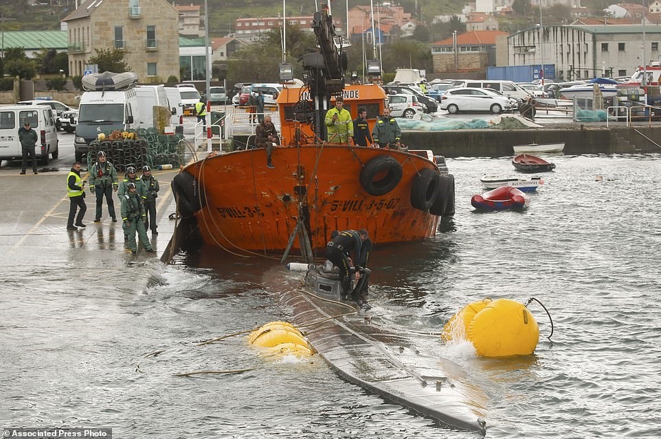 Tàu ngầm chở 3 tấn cocaine bị bắt vào tối 24.11 ở cảng Aldán, Galicia, tây bắc Tây Ban Nha. Ảnh: AP
