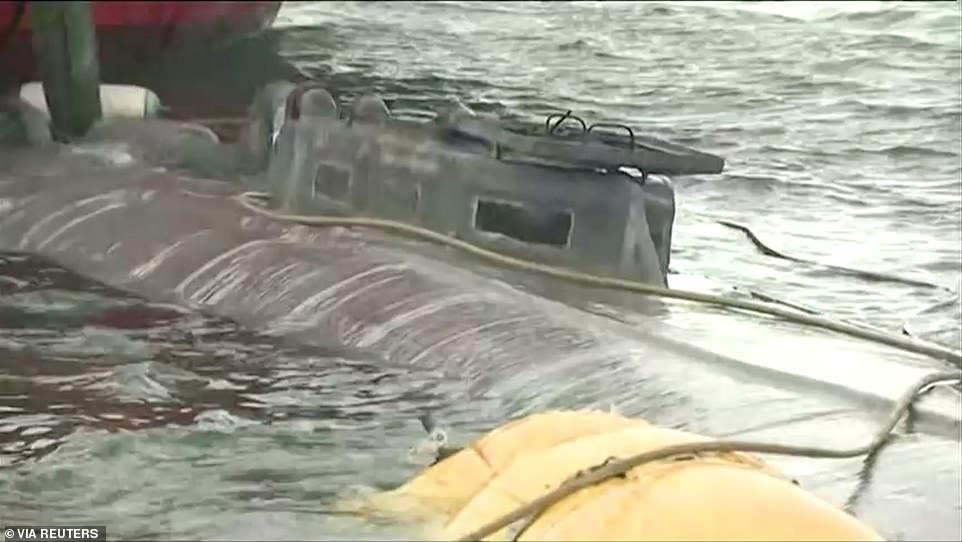 Tàu ngầm, được cho là tàu ngầm đầu tiên vượt Đại Tây Dương chứa đầy ma túy, bị chìm vài mét vào ngày 26.11. Tàu đã đi được 7.690 km từ Colombia đến Châu Âu. Ảnh: Reuters