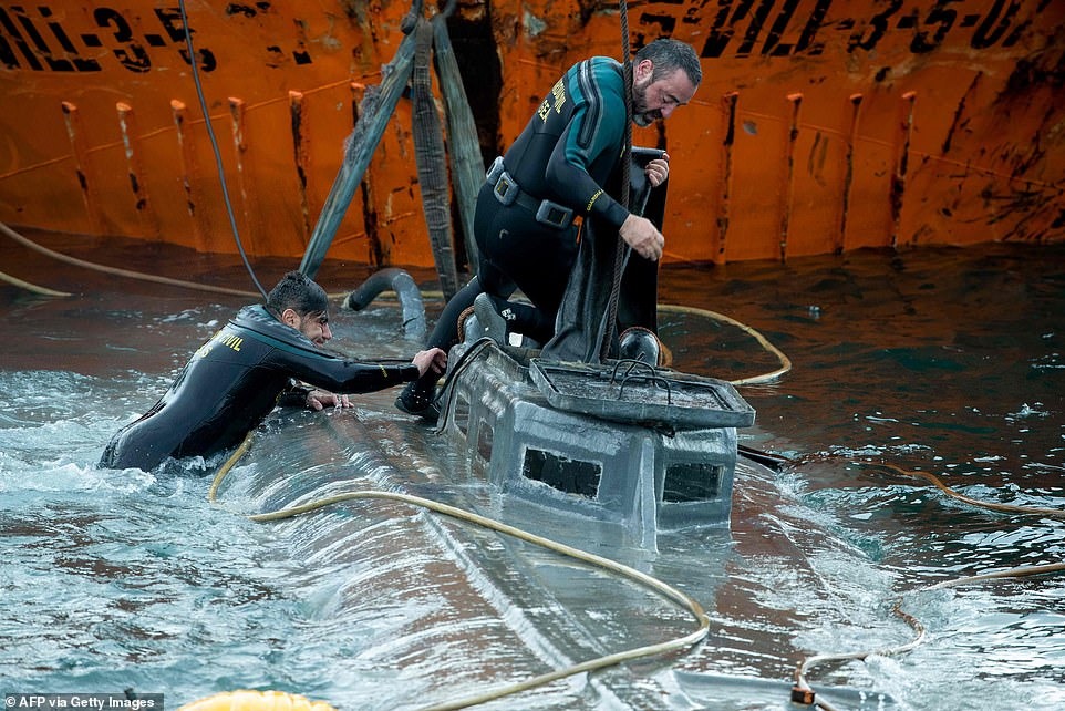 Mưa to, gió lớn khiến tàu ngầm bị chìm, khó đưa vào cảng. Ảnh: AFP
