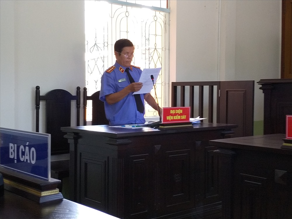 Đại diện Viện KSND huyện Bến Lức đề nghị mức hình phạt từ 10 - 11 năm tù đối với bị cáo Hiếu. Ảnh: K.Q