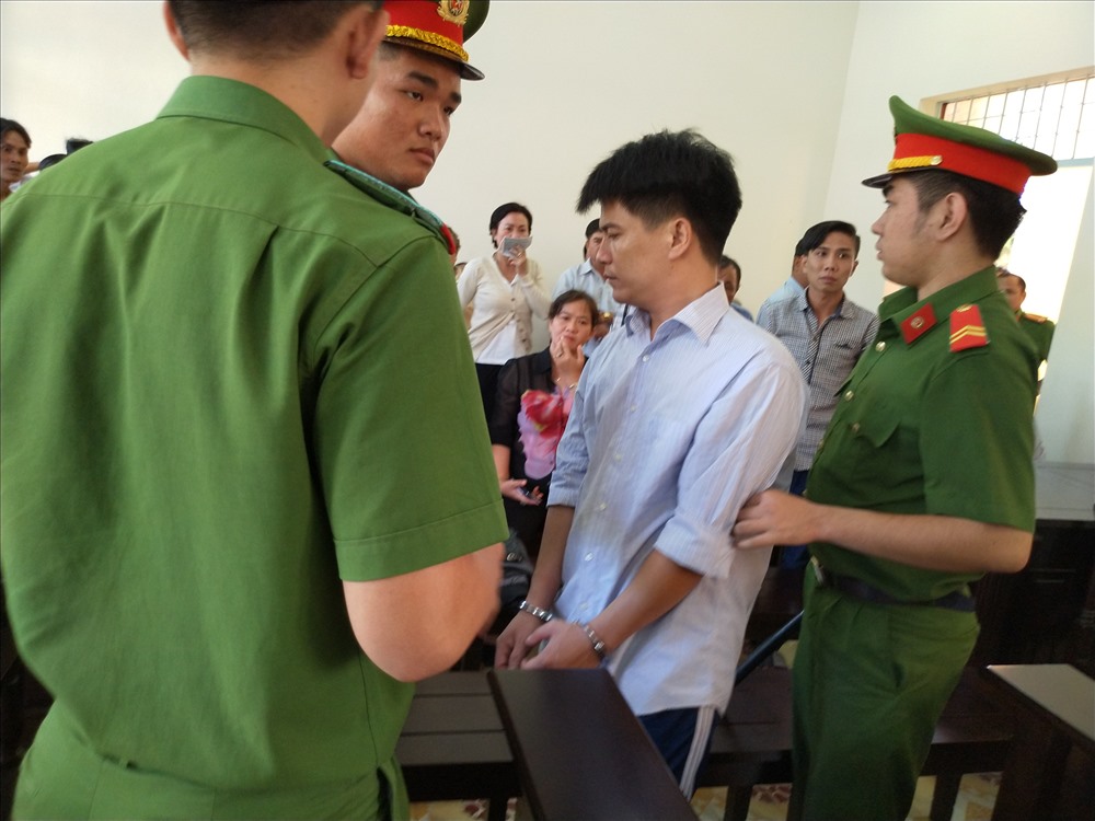 Bị cáo Phạm Thành Hiếu bị áp giải khỏi phòng xử án. Ảnh: K.Q