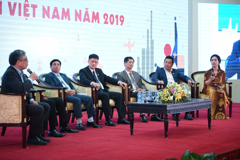 PGS. TS. Trần Đình Thiên, Nguyên Viện trưởng Viện Kinh tế Việt Nam, Thành viên Tổ tư vấn của Thủ tướng; ông Đoàn Văn Bình, Chủ tịch HĐQT Tập đoàn CEO; ông Nguyễn Mạnh Khởi – Phó Cục trưởng Cục Quản lý Nhà và Thị trường bất động sản, Bộ Xây dựng; ông Trương Anh tú, Giám đốc khối kinh doanh – tiếp thị và dịch vụ khách hàng, Phúc Khang Corporation; ông Nguyễn Văn Đính, Tổng Thư ký Hội Môi giới Bất động sản Việt Nam; ông Phạm Lâm – Tổng giám đốc Công ty Cổ phần DKRA Việt Nam