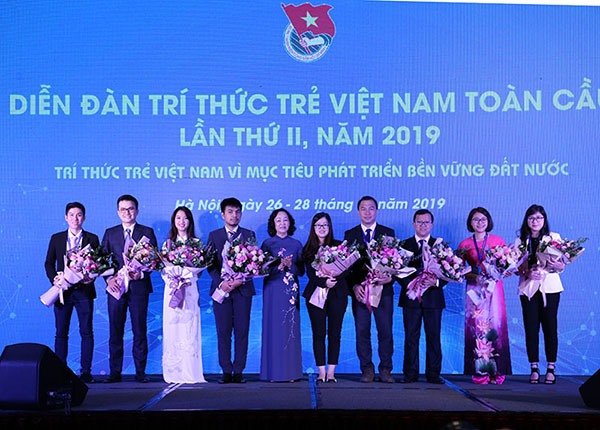 Ủy viên Bộ Chính trị, Bí thư Trung ương Đảng, Trưởng Ban Dân vận Trung ương Trương Thị Mai tặng hoa chúc mừng các Trí thức trẻ.