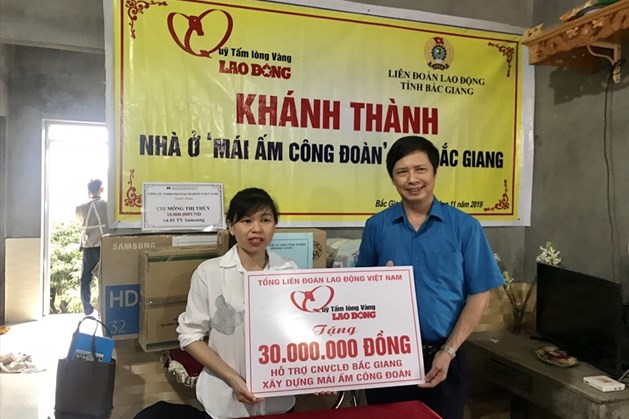 Lãnh đạo Liên đoàn Lao động tỉnh trao kinh phí hỗ trợ của Quỹ XHTT Tấm Lòng Vàng cho gia đình đoàn viên Mông Thị Thủy.