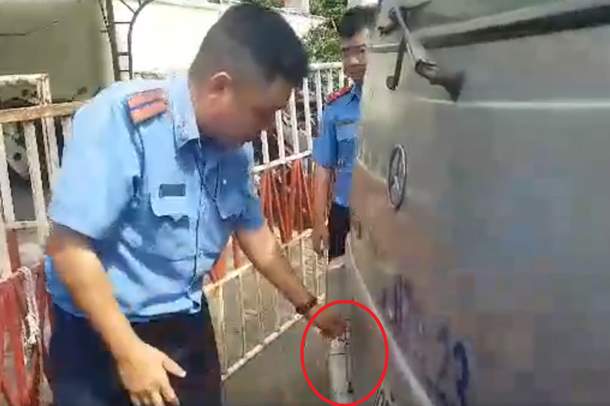 Cửa sau ôtô hỏng và đã được thay bằng chốt khóa ngoài . Ảnh: Cắt từ clip.