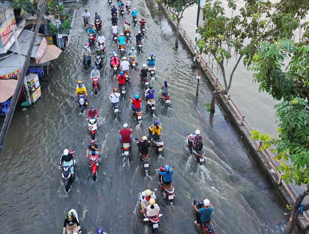 Triều cường đạt đỉnh, đường Sài Gòn biến thành sông