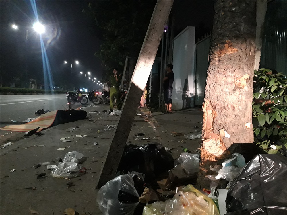Xe máy của nạn nhân lọt qua giữa trụ bê tông và cây dầu trên vỉa hè. Ảnh: Đình Trọng