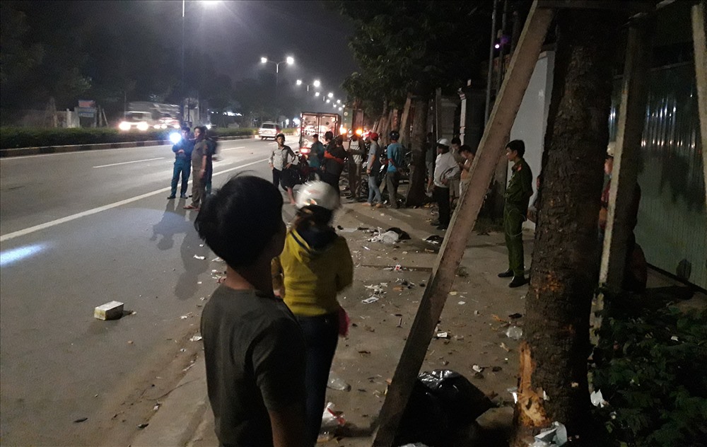 Do nạn điện thoại nạn nhân không mở được nên lực lượng chức năng phải tìm nhiều cách để liên hệ với gia đình. Ảnh: Đình Trọng