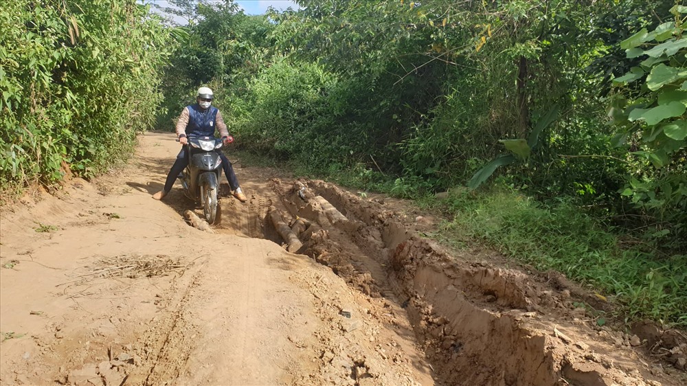 Đường vào các điểm lưu niệm trong di tích phần lớn là đất đỏ lầy lội, nham nhở. Ảnh: HL