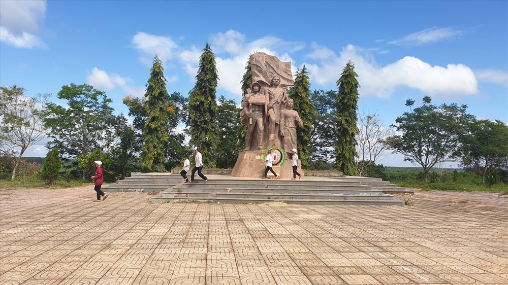 Di tích lịch sử căn cứ kháng chiến B4-Liên tỉnh IV được phục dựng từ năm 2013 với tổng kinh phí 28 tỷ đồng, gồm các hạng mục: hệ thống công sự, khu văn phòng liên tỉnh IV, phòng làm việc ban cán sự B4, hội trường, trạm quân y, cầu qua khu căn cứ, đường nội bộ khu căn cứ, nhà lưu niệm, bia tưởng niệm, tượng đài thuộc khu khánh tiết, trồng cây xanh tạo cảnh quan ở khu căn cứ… Sau hơn 3 năm hoàn thành xây dựng hiện di tích đã xuống cấp, nhiều hạng mục hư hỏng. Điển hình, bờ tường khu khánh tiết sụt lún, tượng đài nứt, trần nhà lưu niệm bị dột nát…