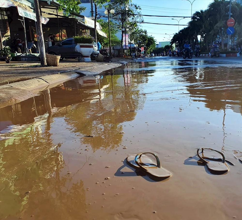 Nước rút phù sa để lại là một lớp sình gây khó khăn cho các phương tiện giao thông. Đây là hiện tượng hiếm gặp (ảnh Nhật Hồ)