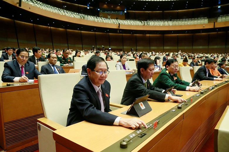 Đại biểu Quốc hội bấm nút biểu quyết thông qua nghị quyết kỳ họp thứ 8 Quốc hội khoá XIV. Ảnh: Q.H